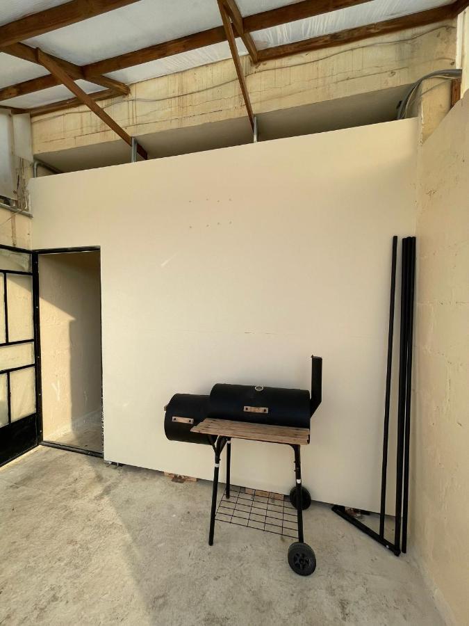 Ommi Hostel Saint Julian's Bagian luar foto